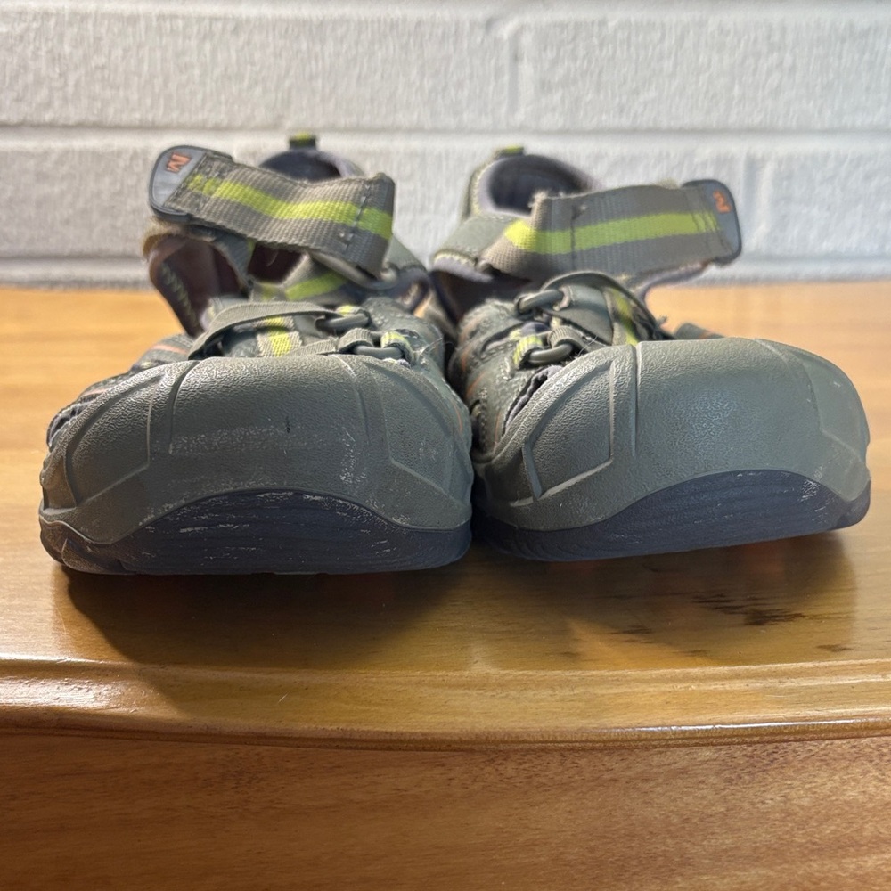 MERRELL HYDRO Sandals Youth Size 6 Waterproof Hiking Outdoor Shoe Closed Sandal - Picture 2 of 9